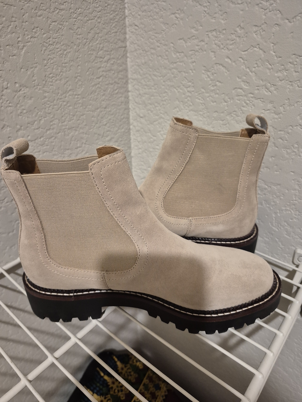WOMENS Chelsea Boots in Light Beige Suede SIZE 6M